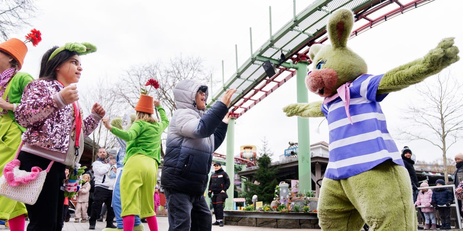 Melodi och Mehrad Alborzi är på Liseberg ofta, och nästan hela parken känner igen dem. Här dansar de med kompisen Kanina. 