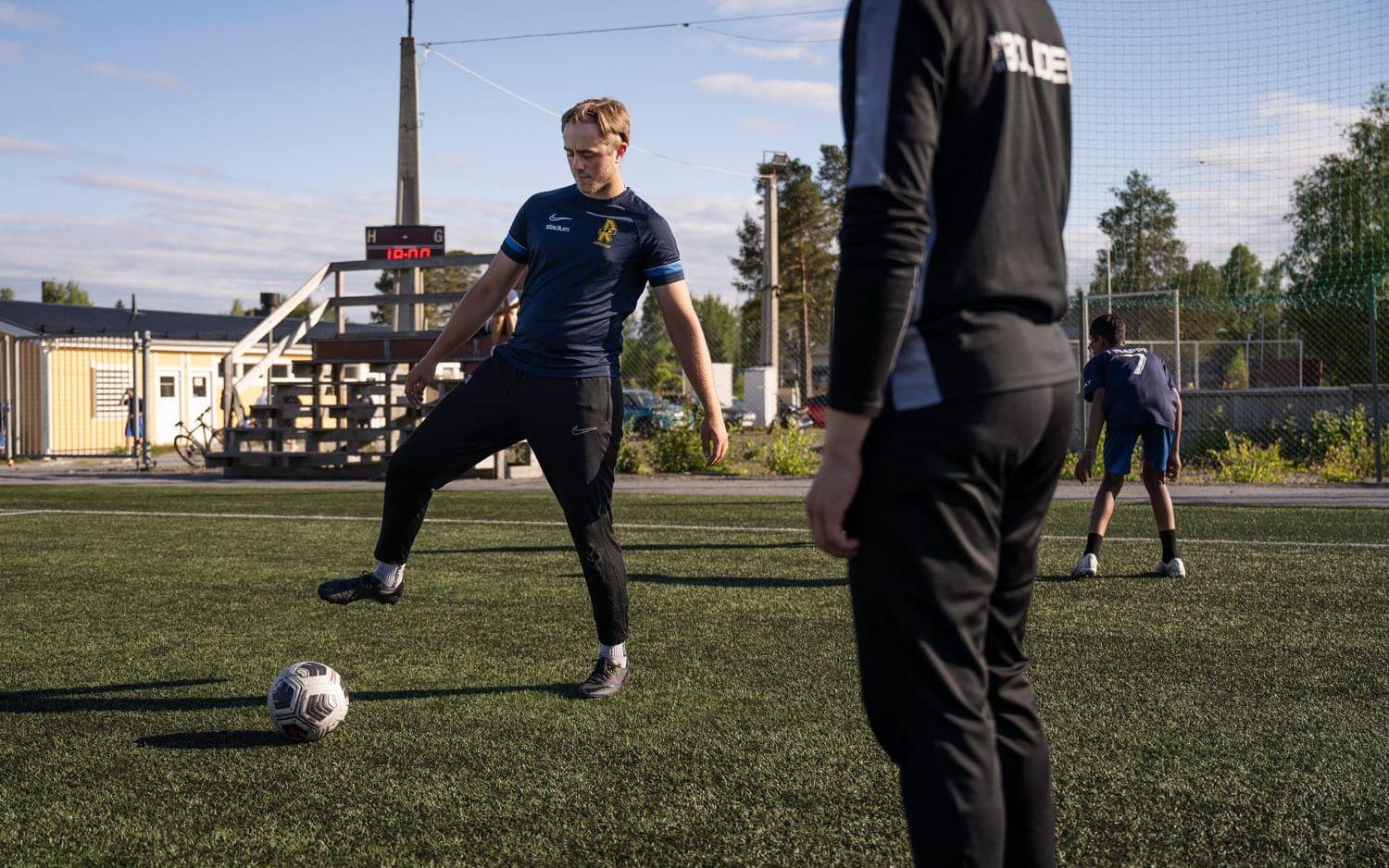 Theo Andersson och Maedin Ghidey har spenderat oräkneliga timmar tillsammans på Guldvallen i Skelleftehamn. Theo säger att han aldrig behövde ringa Maedin, han var alltid på planen.