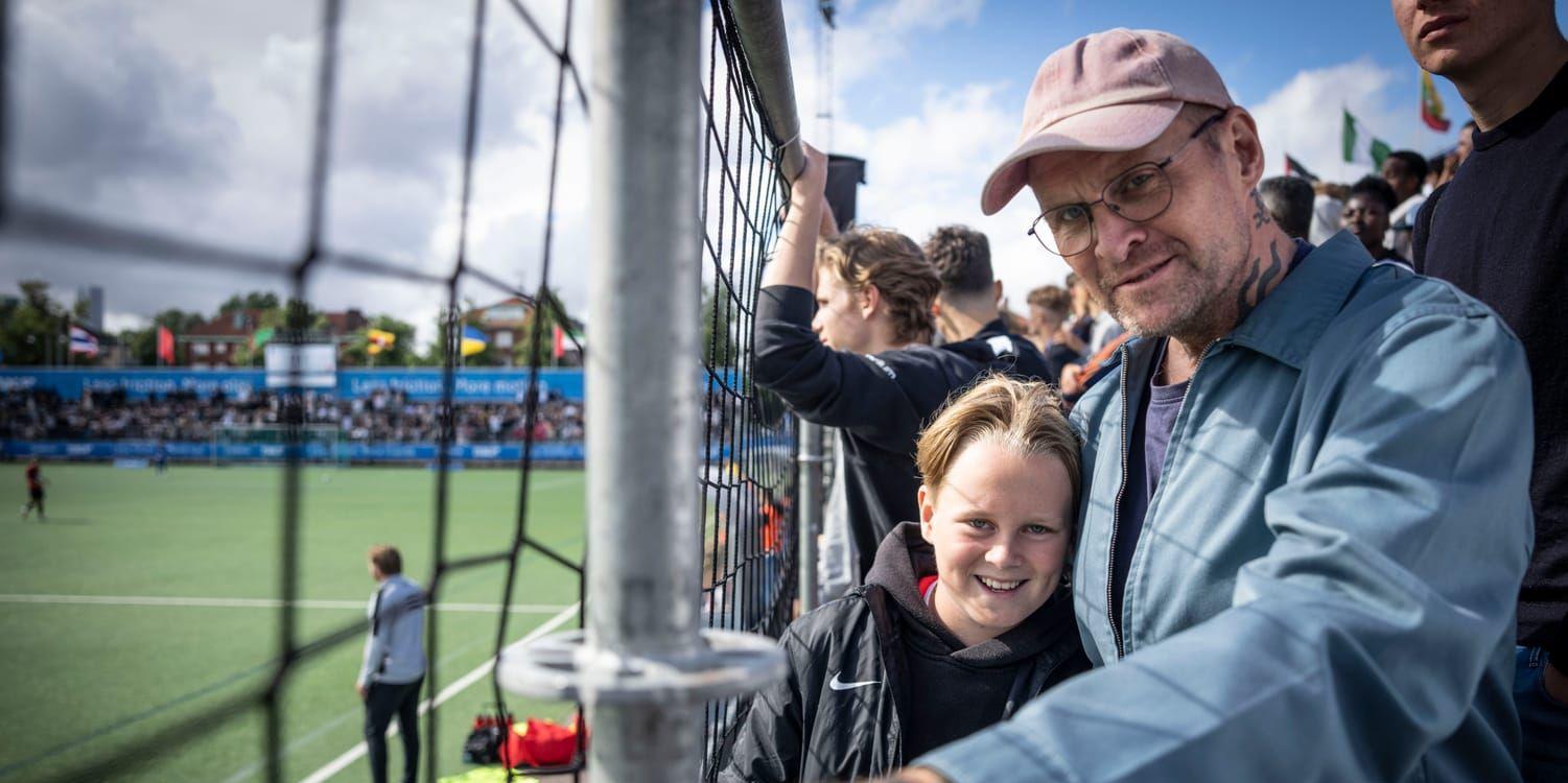 Stellan Jälevik och pappan Måns Jälevik. Stellan, ett inbitet fan av blåvitt, skulle aldrig hålla på Brommapojkarna. 