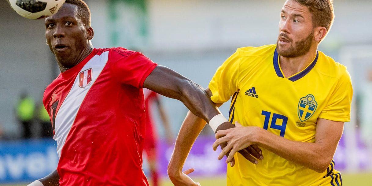 Marcus Rohdén (till höger) i en landskamp mot Peru inför VM sommaren 2018. Arkivbild.