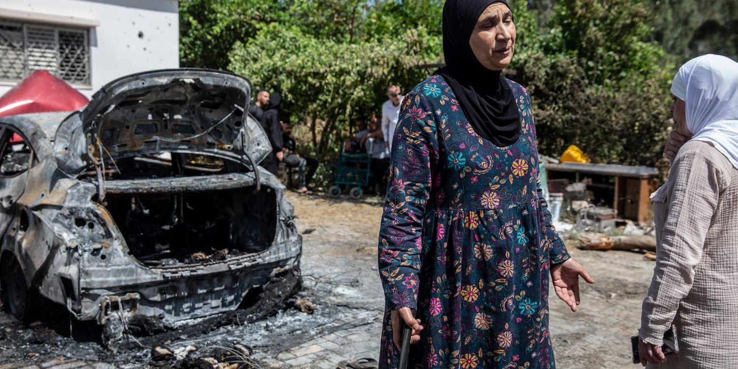 Släktingar till en far och dotter som dödades av palestinska raketer nära staden Lod i Israel.