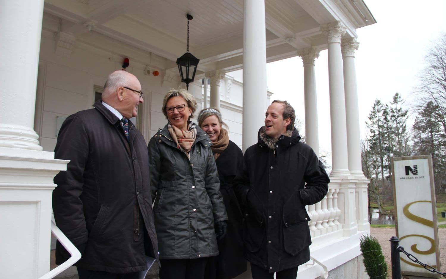 Lennart Allbro, koordinatorn Christina Falk, Angelica Larsson och Simon Ljungman är laddade inför nyårsfirandet på Nolhaga slott. Bild: Lisa Henricson