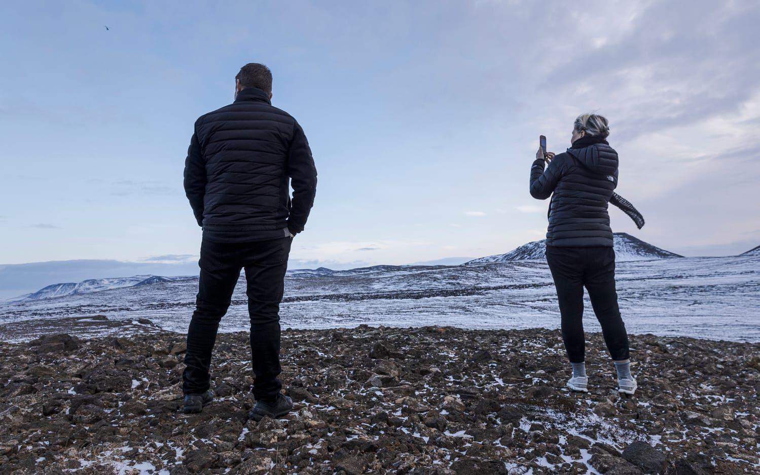 Sveinn och Sólny står och tittar ut över landskapet efter vulkanutbrottet.