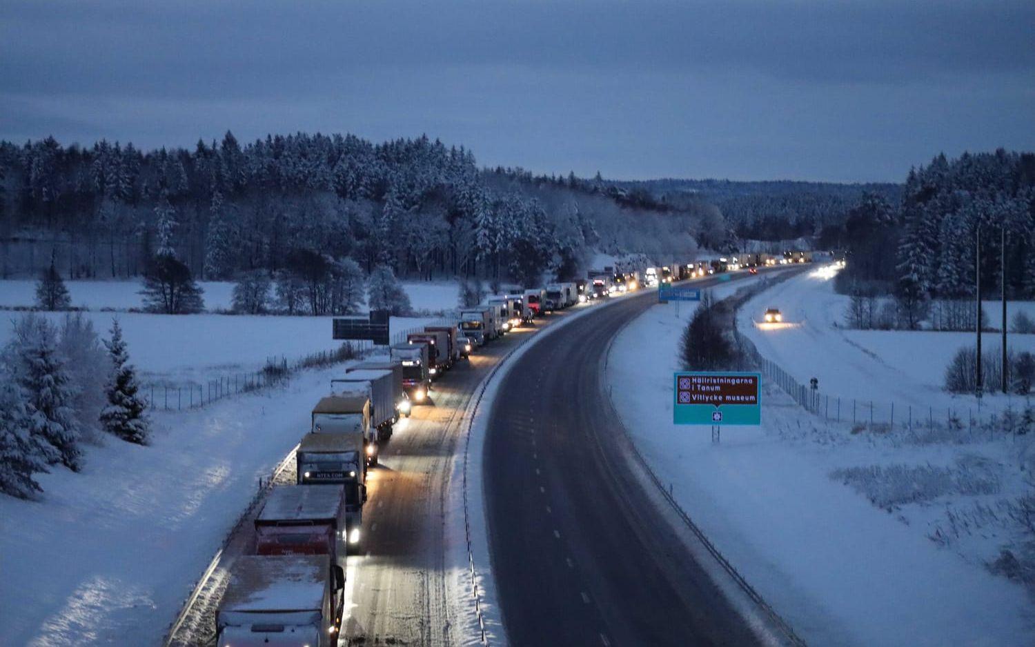 Krocken orsakar just nu långa köer i trafiken. 