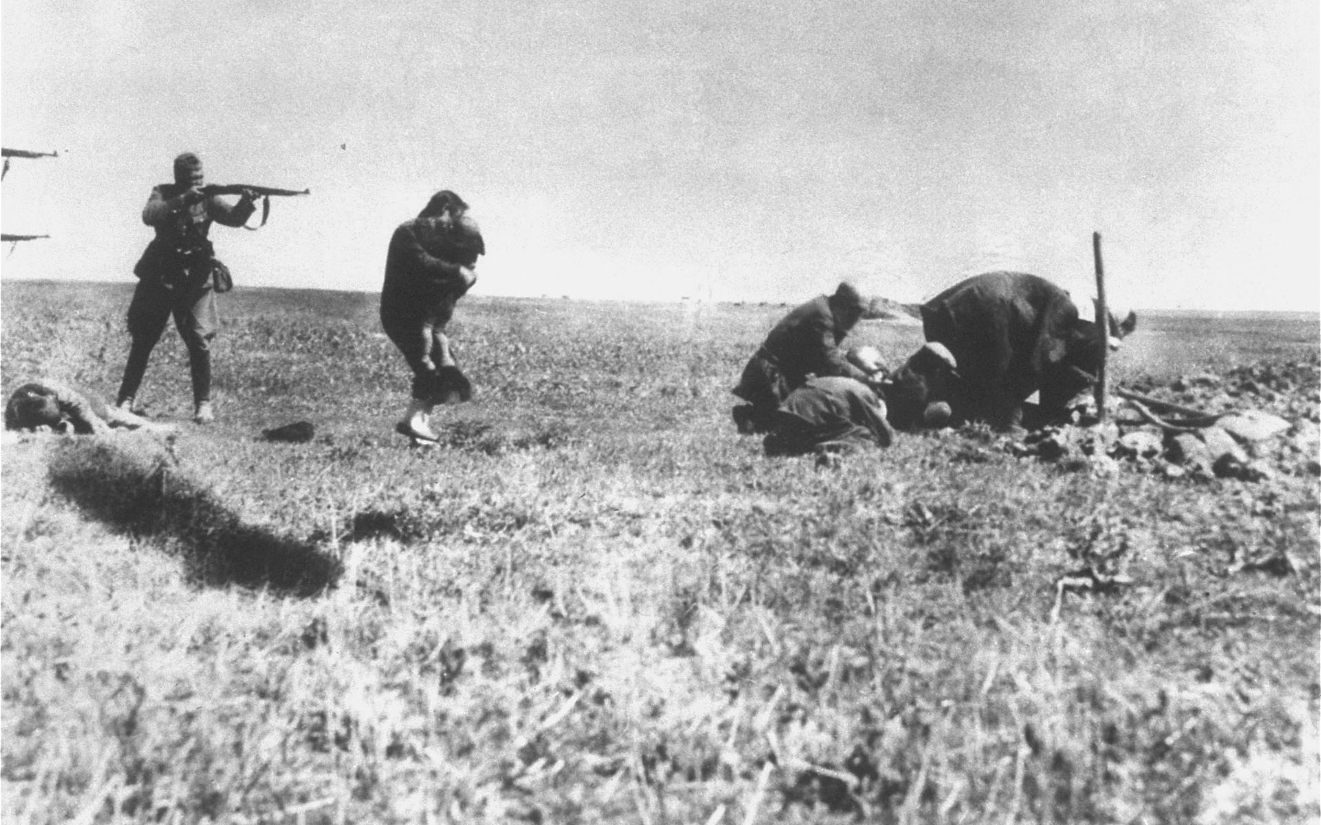 En soldat i tyska Einzatstruppen skjuter en kvinna och hennes barn i ukrainska Ivangorod 1942.