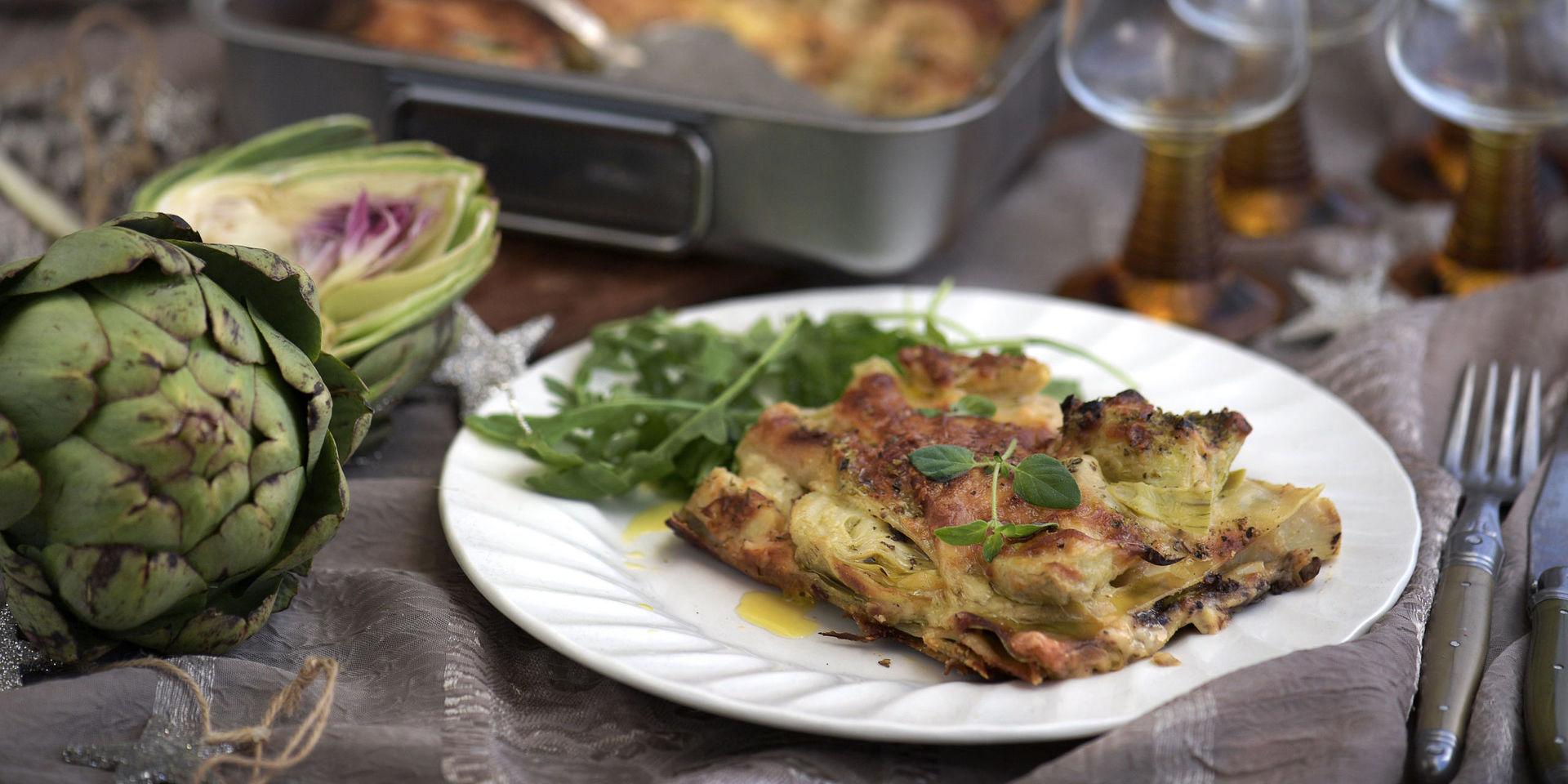 Vegetarisk vit lasagne får smak av svamp, rökt ost och kronärtskockor.