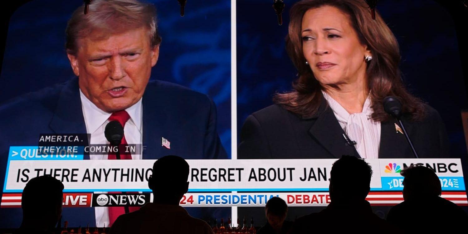 Människor följer valdebatten mellan Republikanernas Donald Trump och Demokraternas Kamala Harris.