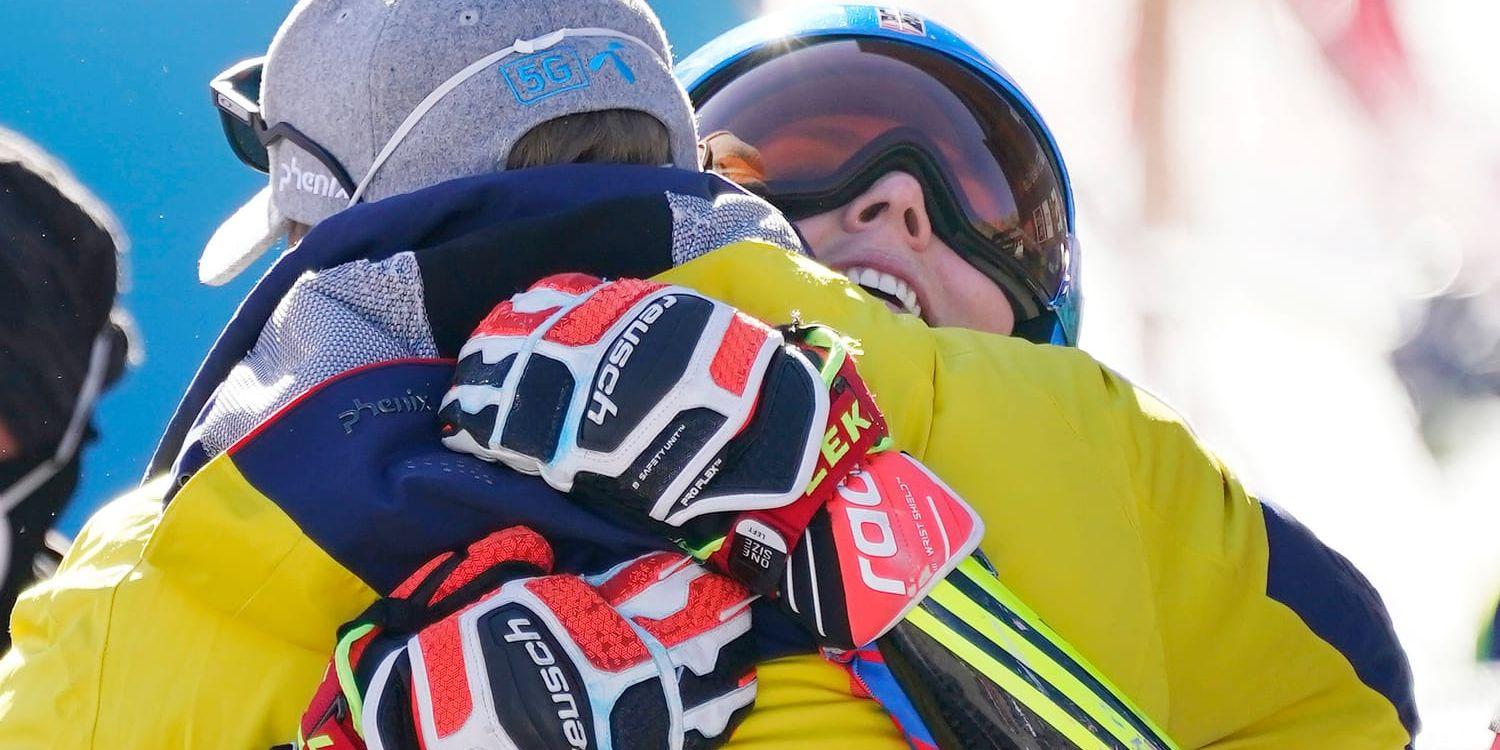 Aleksander Aamodt Kilde och Mikaela Shiffrin kramas efter en världscuptävling i Sölden i november. Arkivbild.