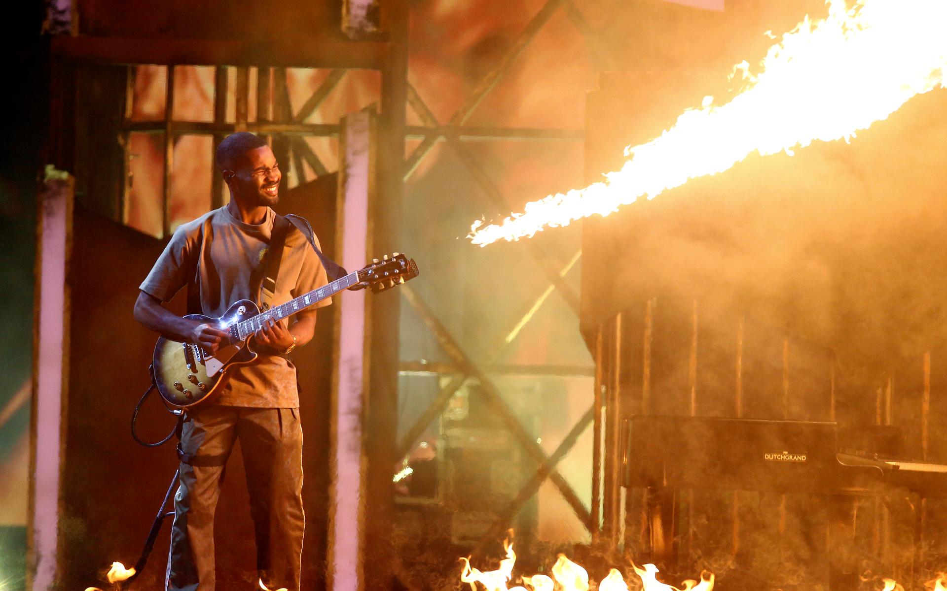 ... tillsammans med Dave som möjligen tar med sig sin eldsprutande gitarr från showen på Brit Awards tidigare i år.