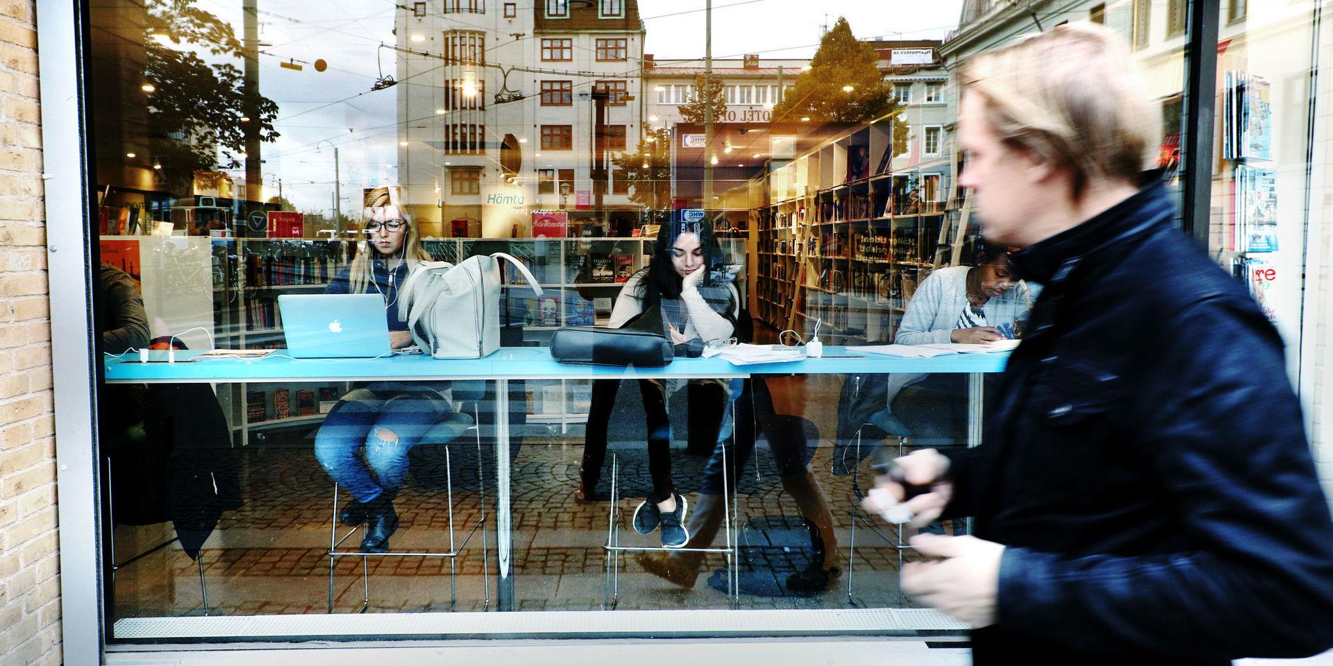 Stadsbibliotekets filial 300 m2 är ett av biblioteken som kan läggas ner.