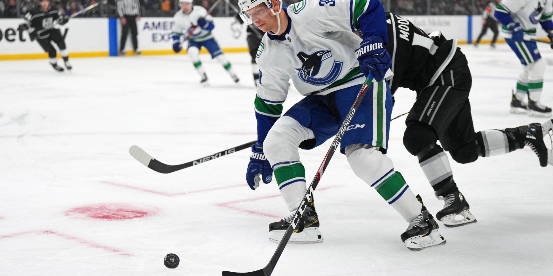 Vancouver Canucks materialare hade en cancerfläck på nacken, vilket upptäcktes av en supporter på läktaren. 