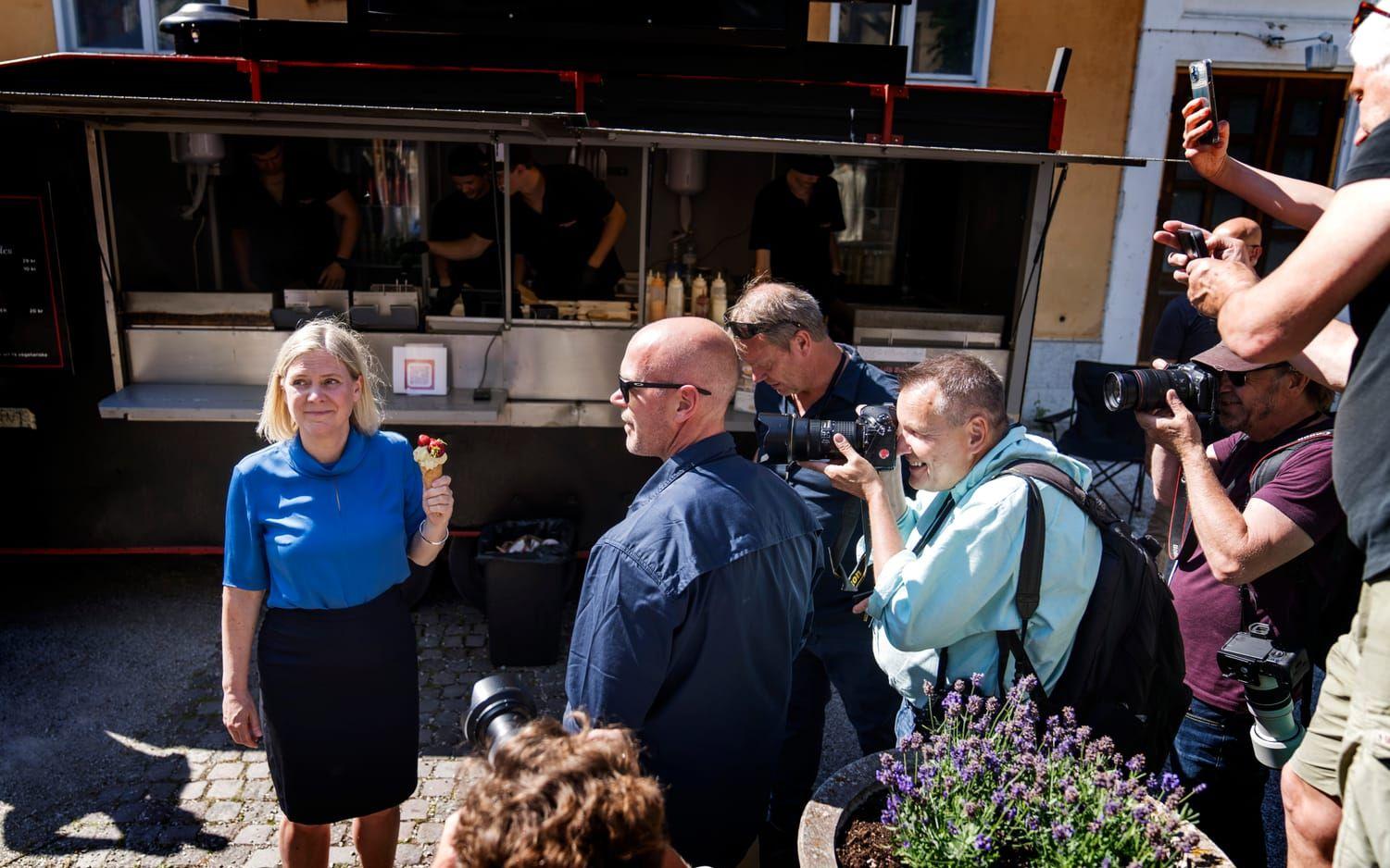 Väldokumenterad. Efter Magdalena Anderssons (S) presskonferens får hon ett smakprov av lokal glass.