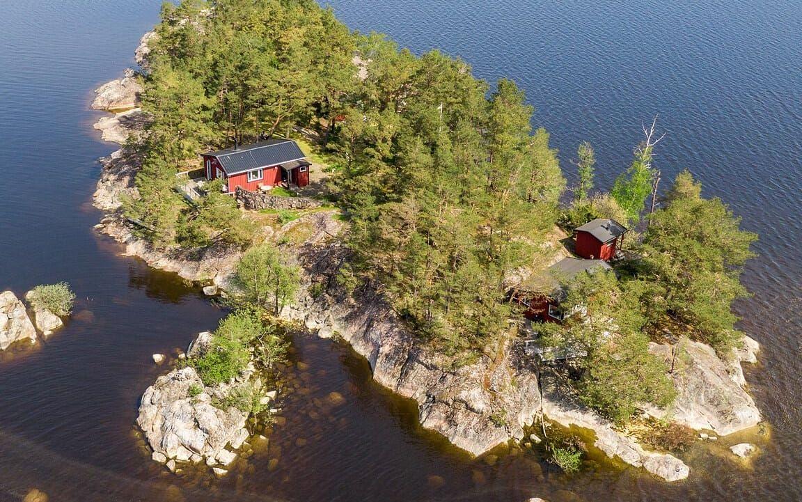 Mitt i Mjörn, Västergötlands näst största sjö, ligger Stora Stenskär. 