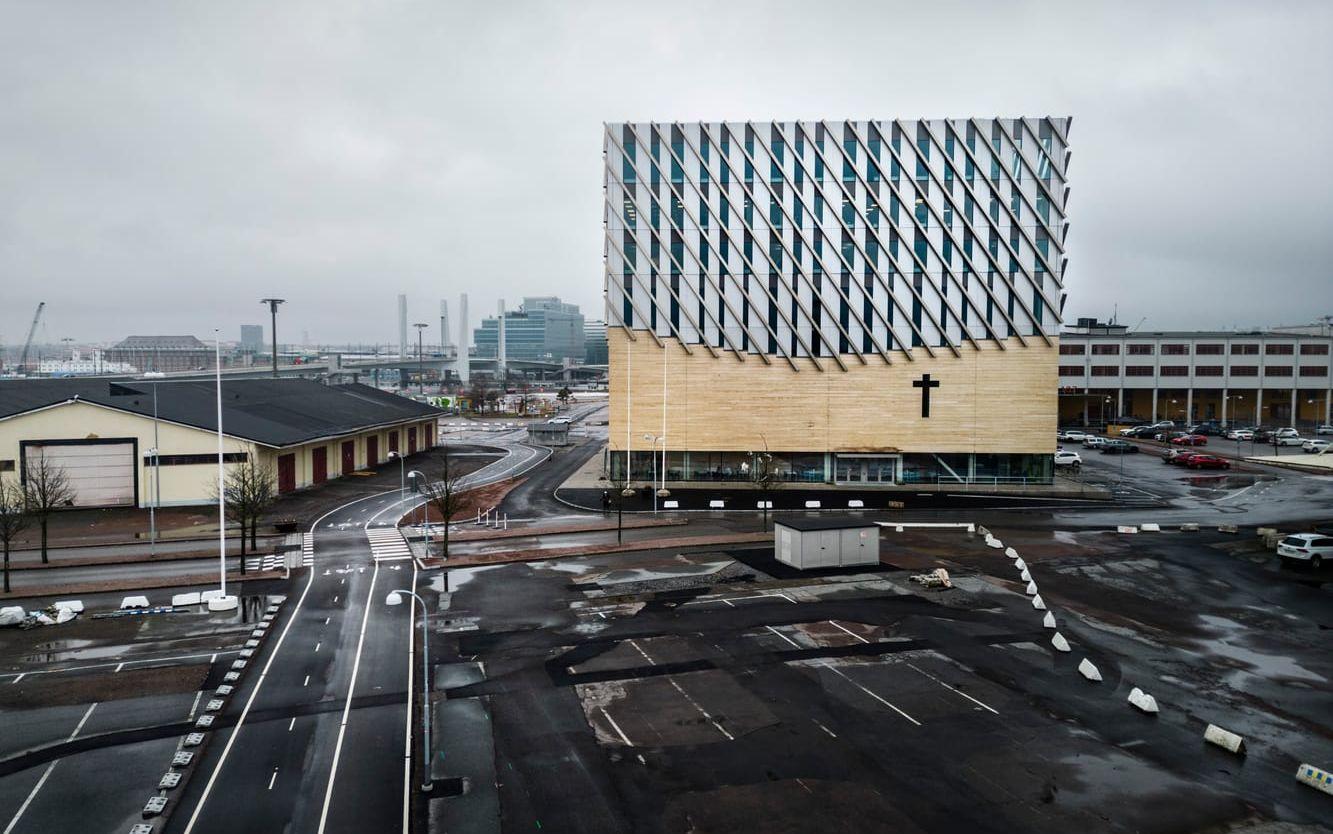 Kyrkans enkla kubform springer ur en ambition att rita en arkitektur så lättbegriplig att ett barn skulle förstå. De diagonala sollamellerna har inspirerats av Smyrnakyrkans symbol, veteaxet; ”sädesfältet” ser ut att växa ur byggnadens böljande träfasad.