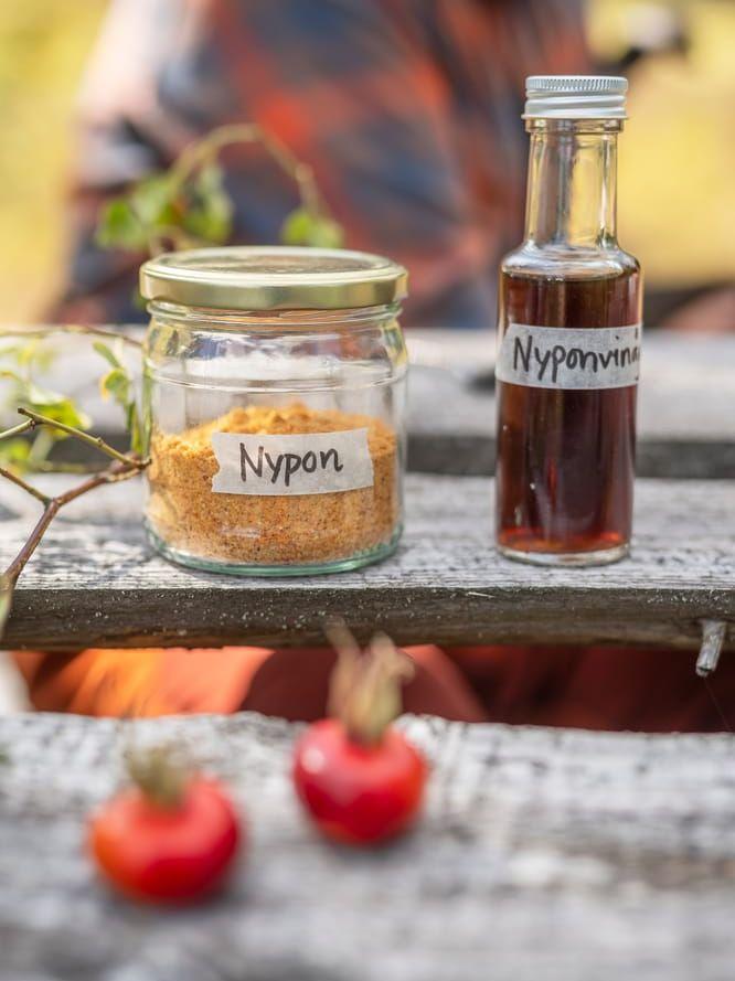 Nyponvinägern har en härlig sötma, medan det fermenterade, torkade nyponpulvret känns som bästa sortens vitaminkick.