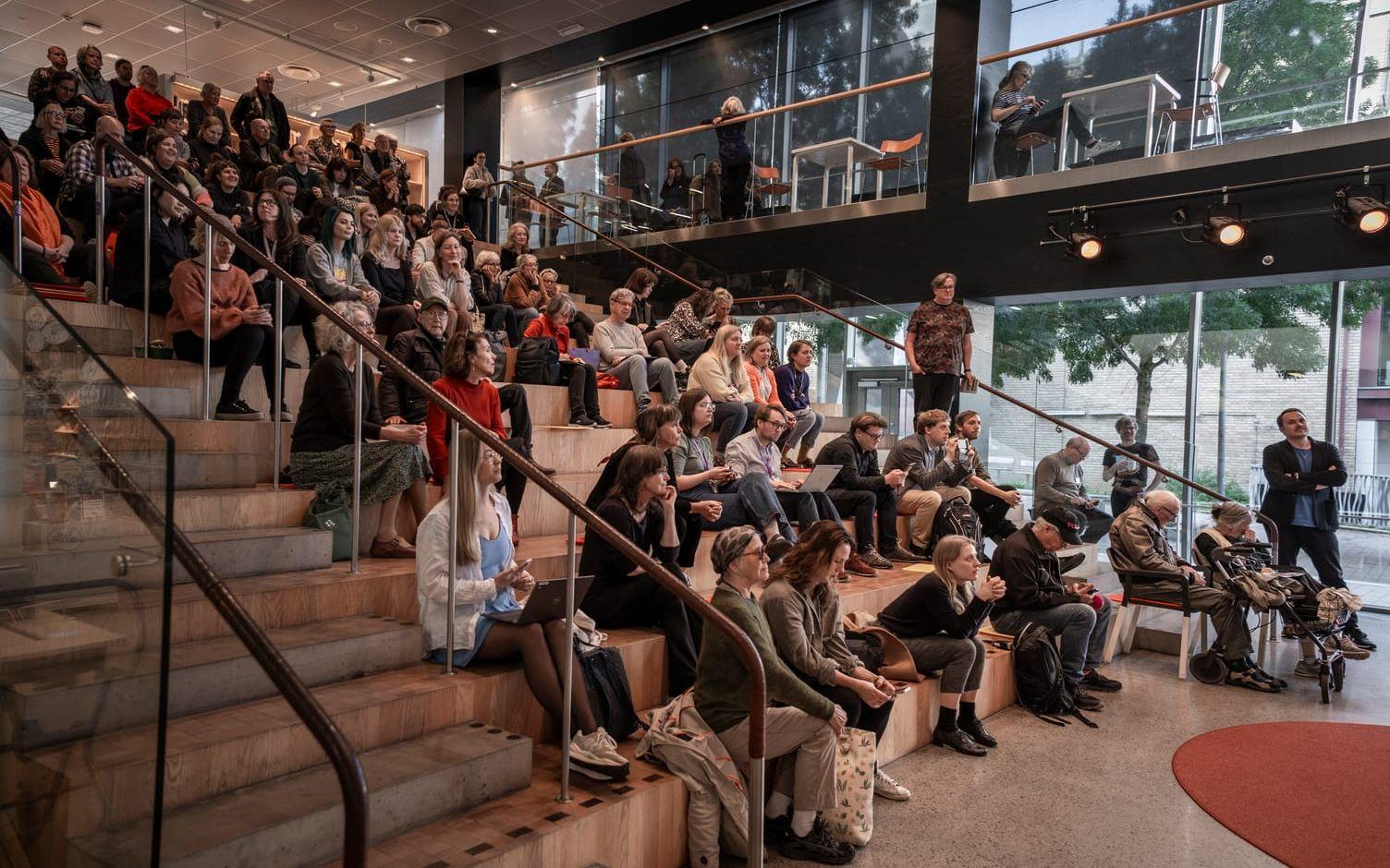 Lite drygt hundra personer tog sig till Göteborgs stadsbibliotek för att följa livesändningen från Nobelprisavslöjandet och lyssna på bibliotekariernas tippningar och författartips.