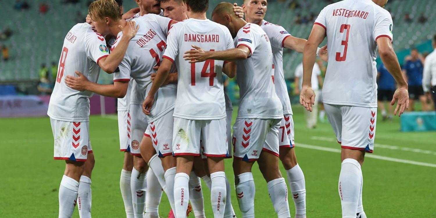 Danmark firar Kasper Dolbergs 2–0-mål.