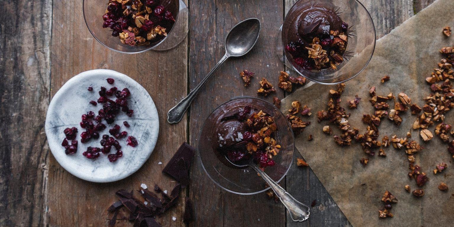 Chokladpudding med karamellmandlar och torkade lingon.