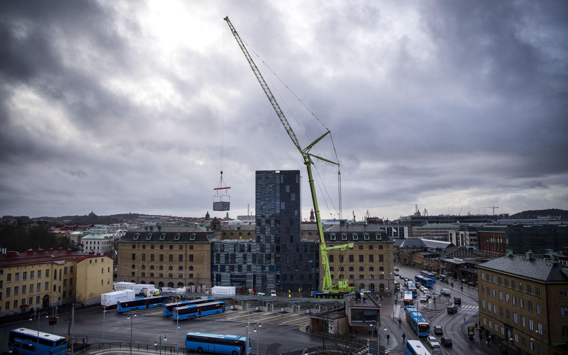 Hotellmagnaten Petter Stordalen förbereder varsel, enligt Aftonbladet.