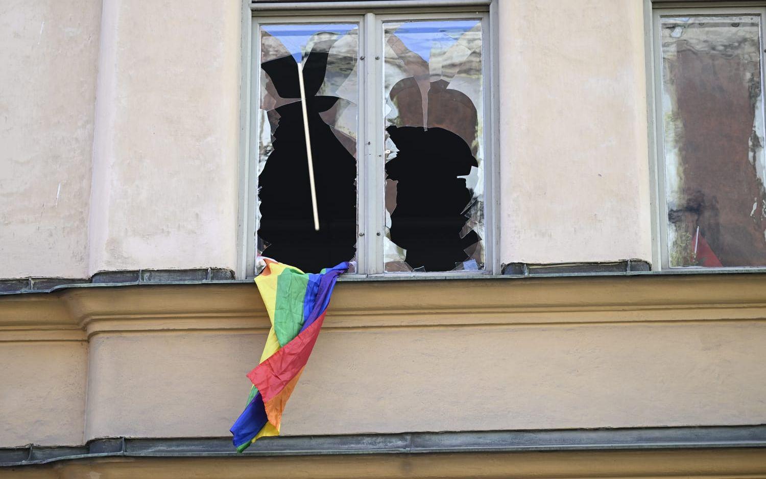 En man tog sig på Marockos ambassad i Stockholm och hängde upp en prideflagga. 