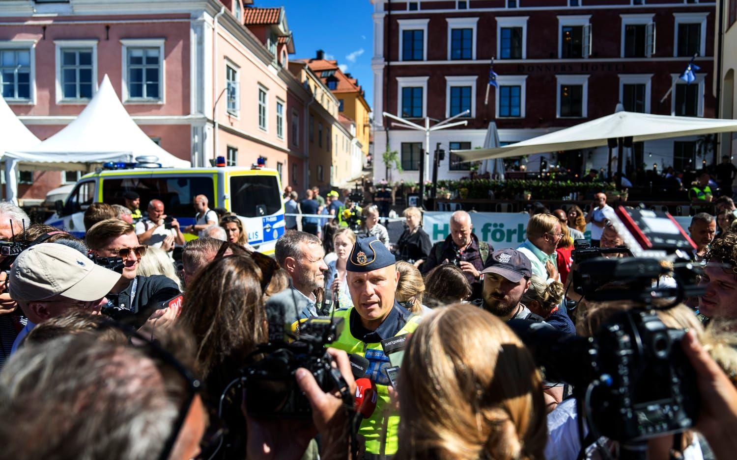 Polisen höll senare en pressträff om händelsen.