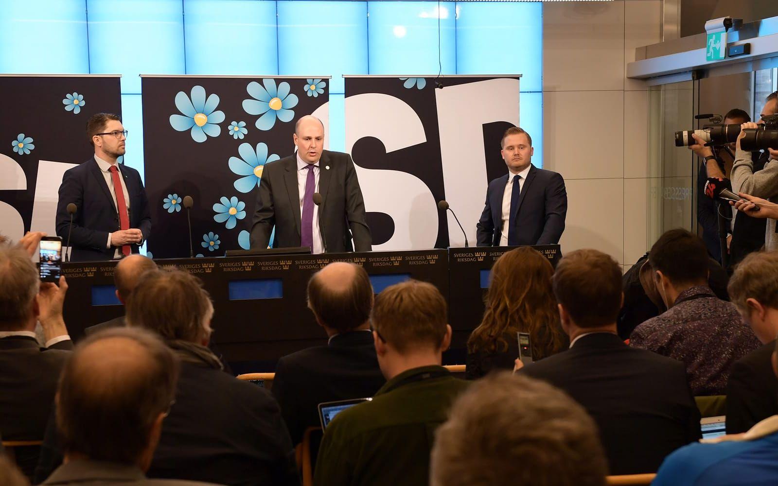 Sverigedemokraternas partiledare Jimmie Åkesson och Patrick Reslow under en pressträff i Riksdagens presscenter i Stockholm. Riksdagsmannen Patrick Reslow lämnar Moderaterna och går med i Sverigedemokraterna. Foto: Henrik Montgomery
