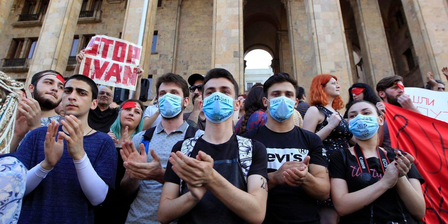 För andra dagen i rad har tusentals demonstranter samlats utanför parlamentet i Georgiens huvudstad Tibilisi.