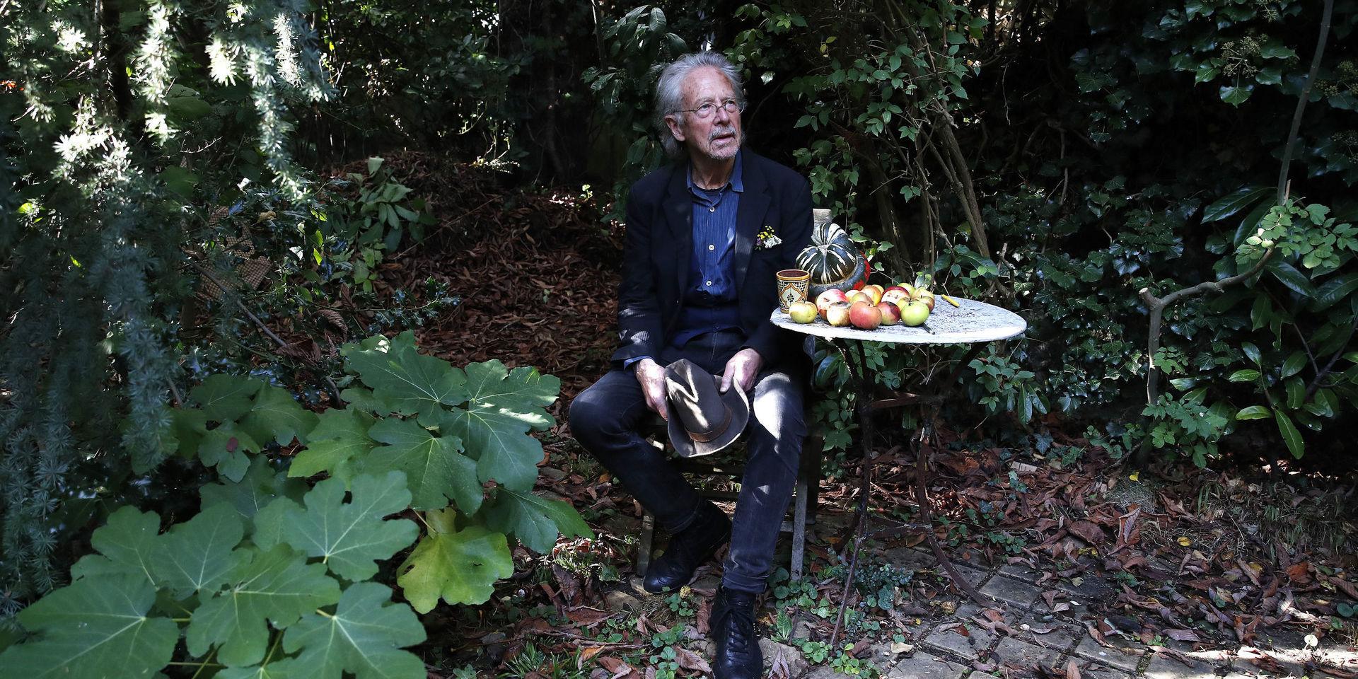 Peter Handke i sin trädgård i Chaville utanför Paris. Arkivbild.