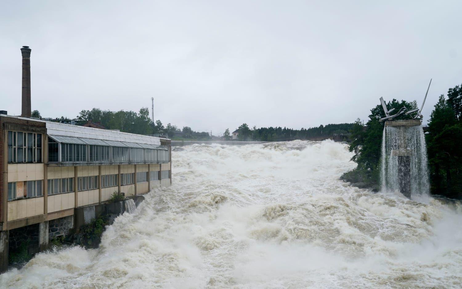 Hønefoss väntas bli en av de värst drabbade städerna. Där forsar Storelva genom centrum.