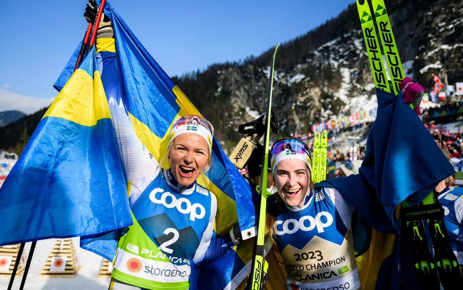 Ebba Andersson tog VM-guld i skiathlon – silvret knep Frida Karlsson.