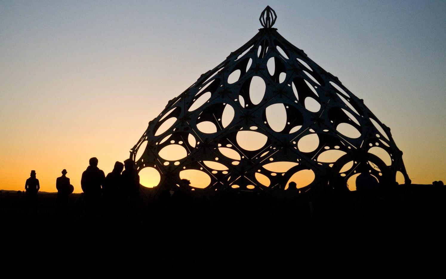 Här möter besökare solen under festivalen. 