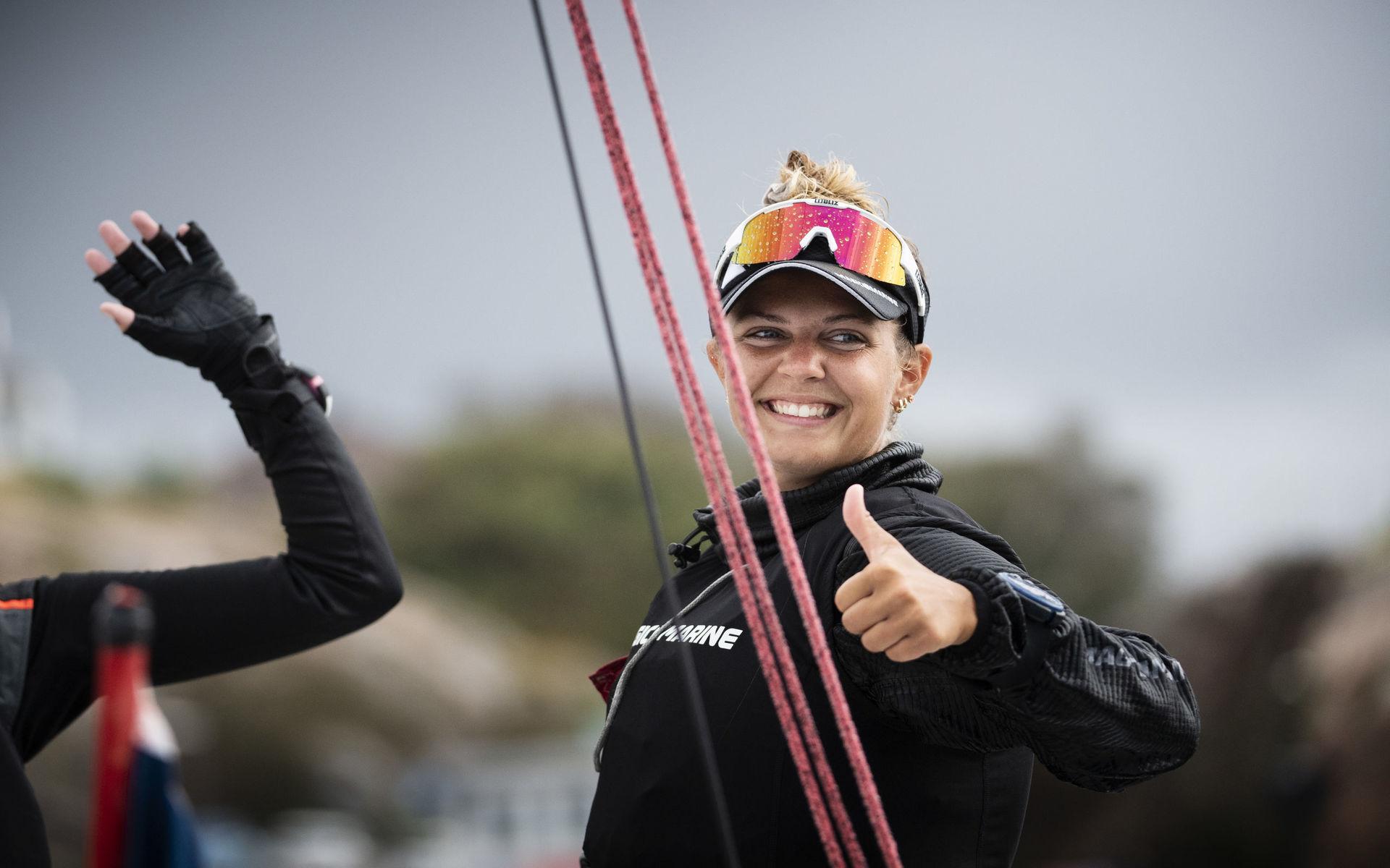 Yngsta skepparen Johanna Bergqvist jublar efter vinst under VM i matchracing för damer i Lysekil, Lysekil Women&apos;s Match.