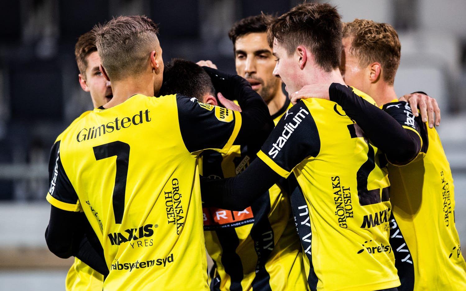 Häckens åker i motsatt riktning och drar igång allsvenskan på halländsk mark. 