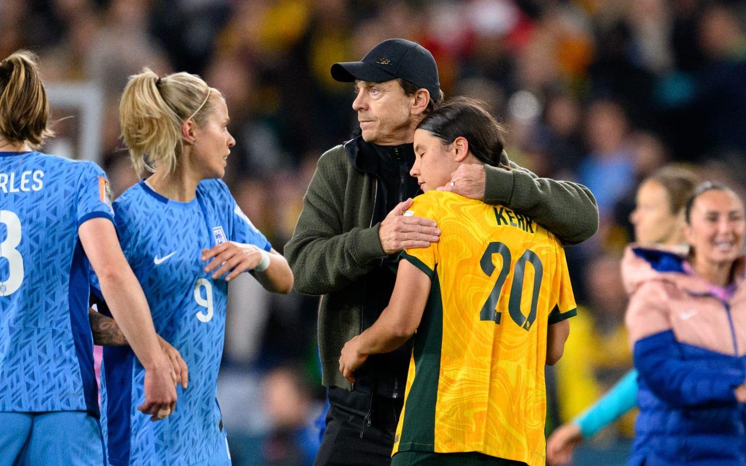 Tony Gustavsson kramar om Sam Kerr efter Australiens förlust mot England. 