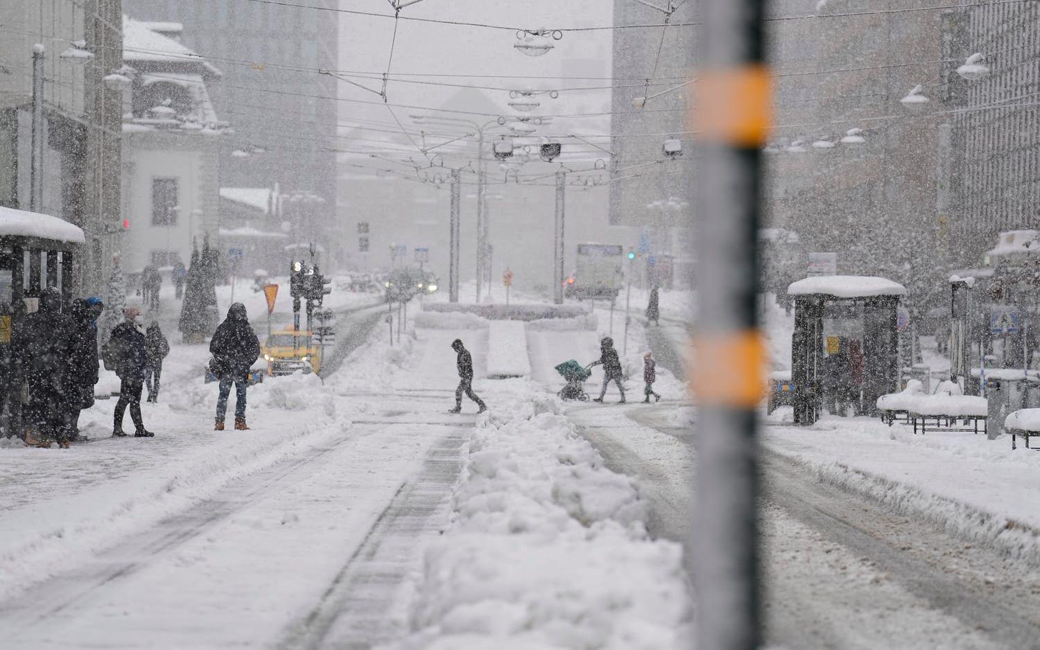 I Stockholm slog snöovädret till med full kraft och orsakade kaos i både bil- och tågtrafiken. Under måndagen väntas dessutom ytterligare 30 centimeter snö.