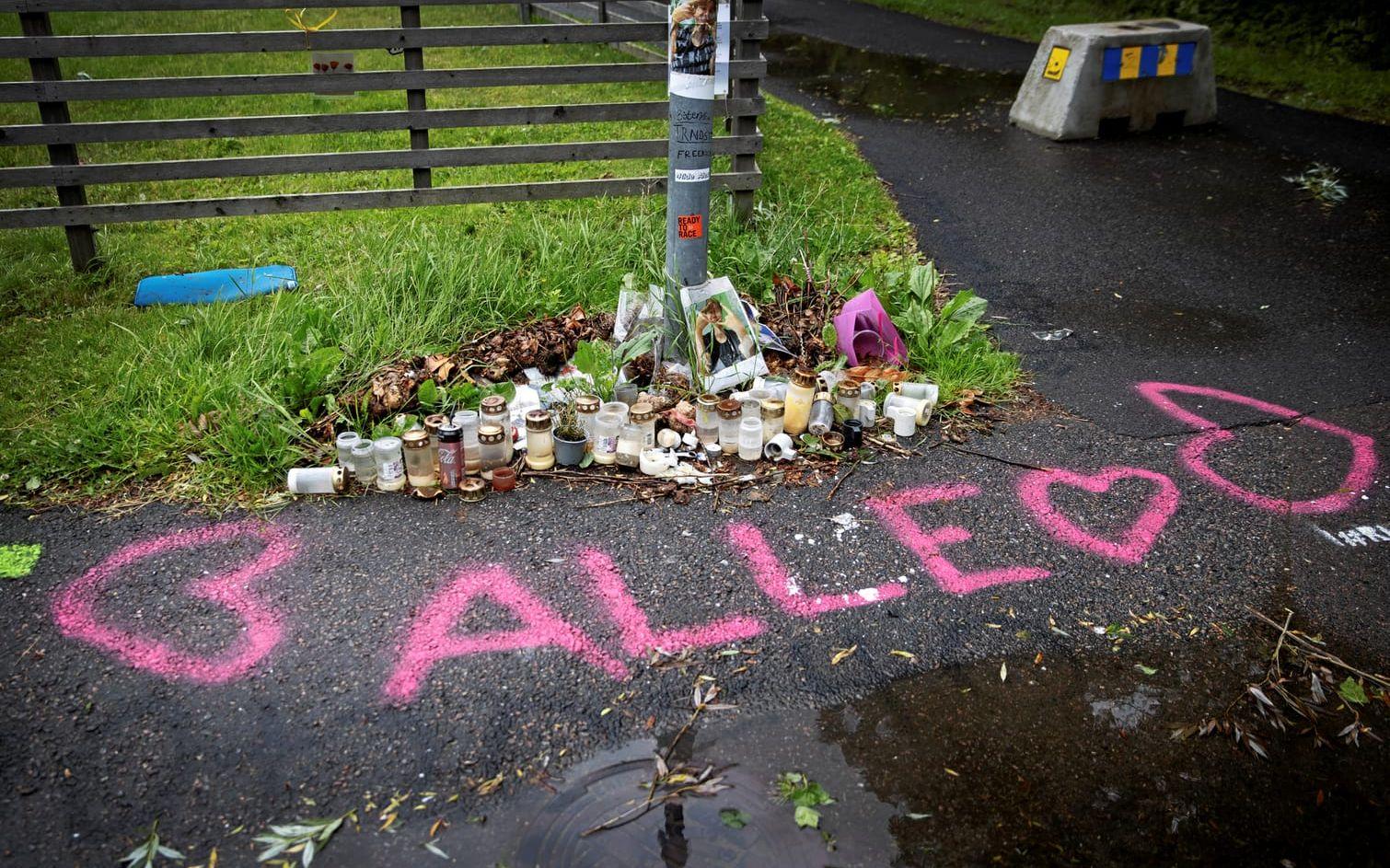 Strax efter att Alexander Storåker omkom i Lerum samlades hans familj och vänner vid olycksplatsen.