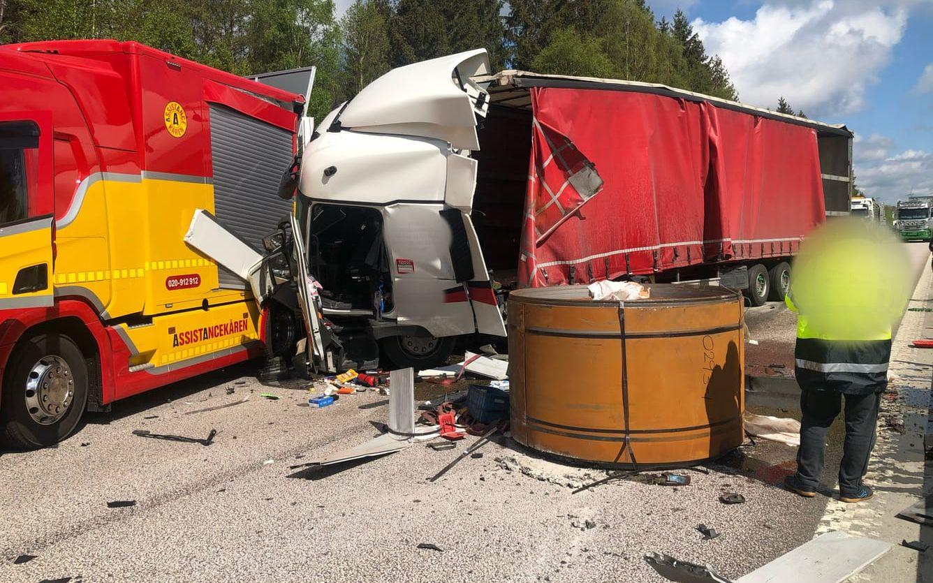 TMA-kudden fungerade som den skulle, men en rulle valsjärn på runt 20 ton kastades av trailern under kollisionen. 