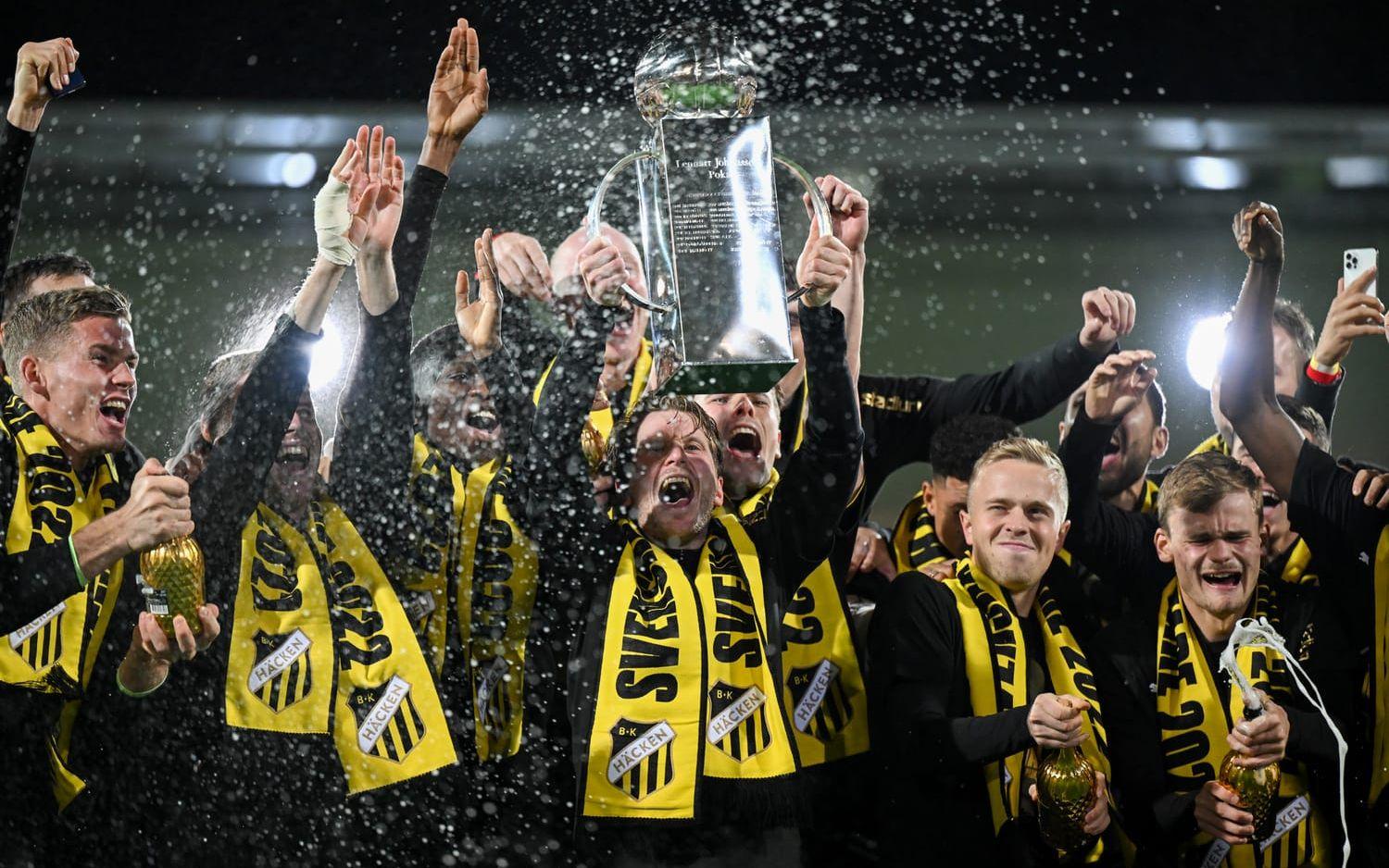 Häcken lyfter Lennart Johanssons pokal.