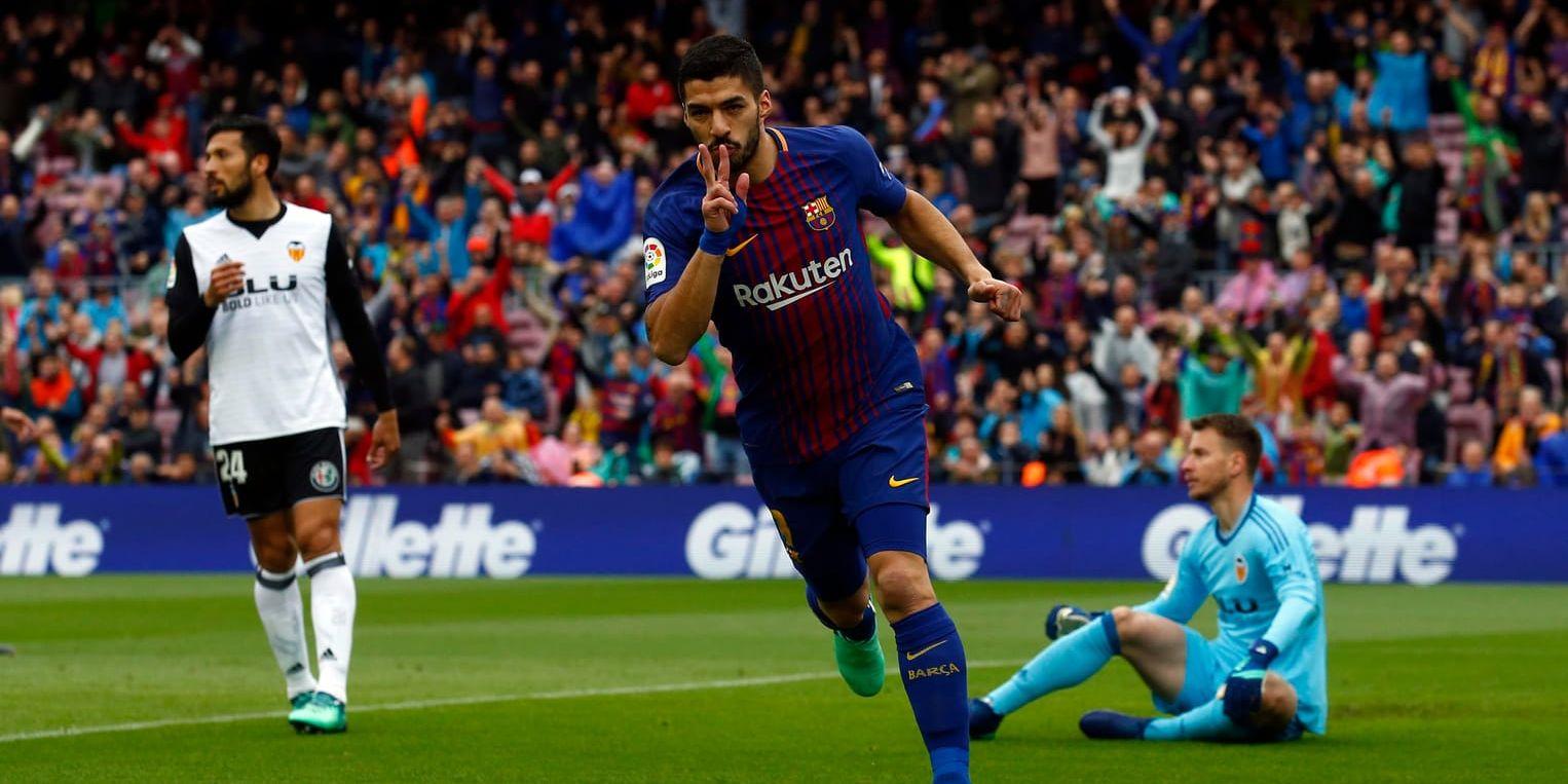 Luis Suarez firar sitt 1–0-mål mot Valencia.