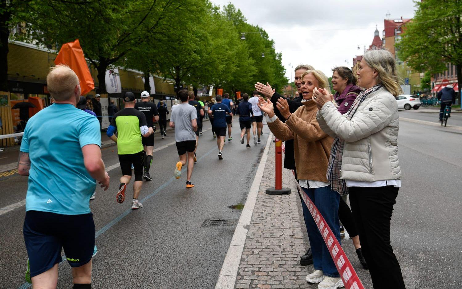 Publiken hejar på längs Övre Husargatan.