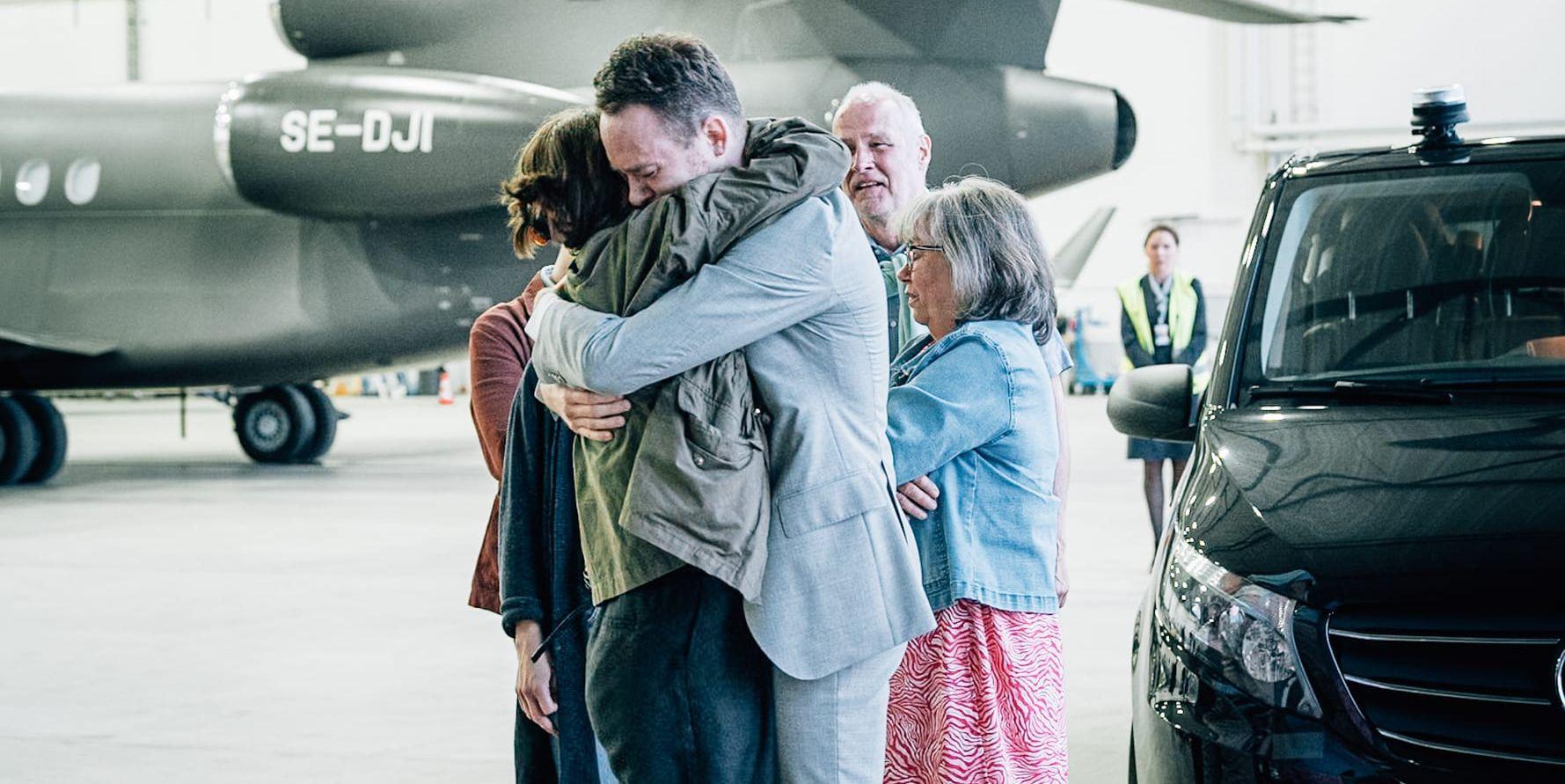 Johan Floderus tas emot på Arlanda av sin familj.