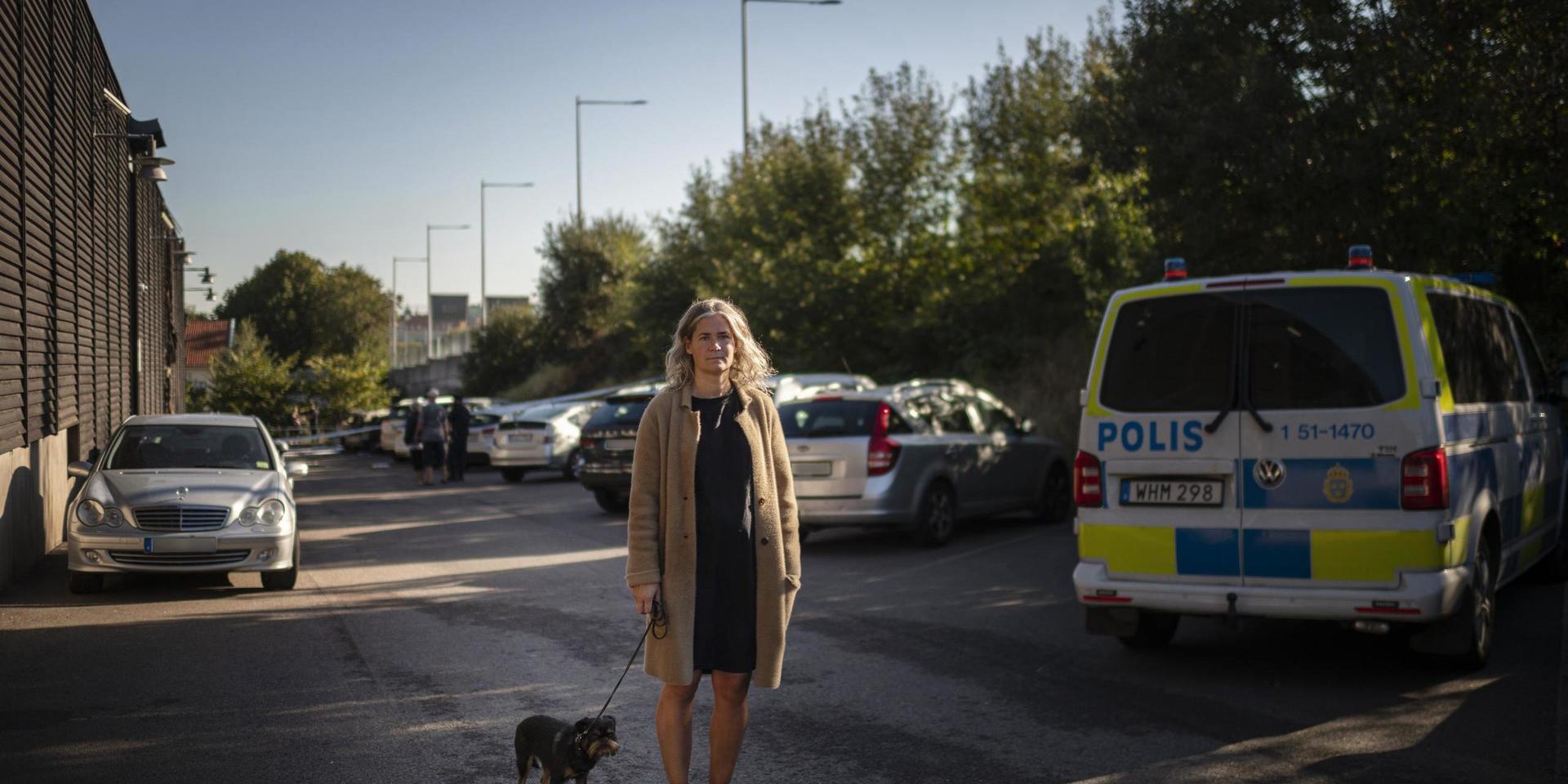 Jenny Mattsson, med hunden Greta, bor i området och är bekymrad morgonen efter branden. 