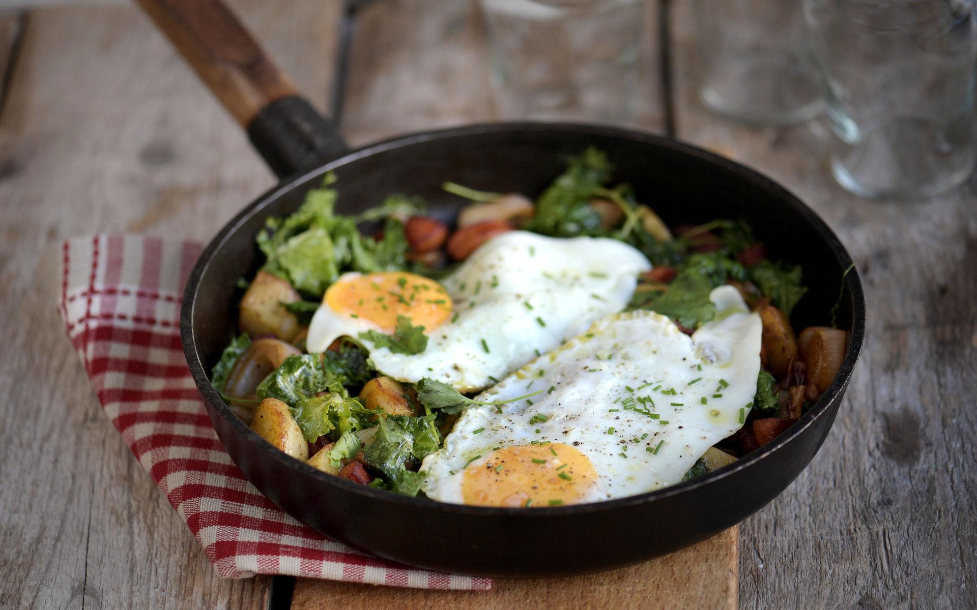 Läcker och mättande brunch- eller lunchrätt bestående av grönkål, stekt potatis, chorizo och ägg.