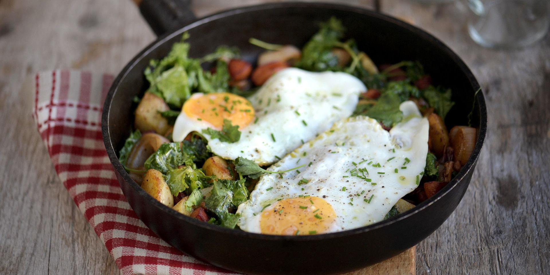 Läcker och mättande brunch- eller lunchrätt bestående av grönkål, stekt potatis, chorizo och ägg.