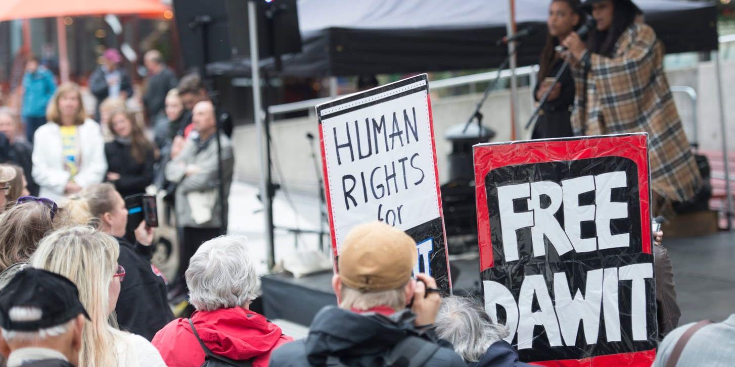 En manifestation för att hedra Dawit Isaak på Sergels torg 2015, där bland andra hans döttrar Danait och Betlehem Isaak höll tal. Arkivbild.