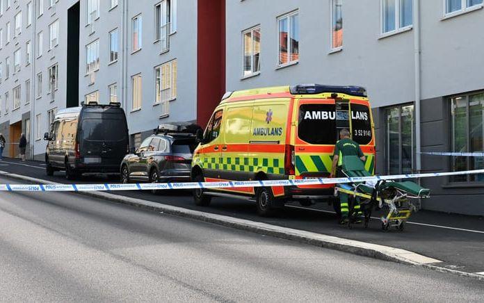 Polisen har spärrat av ett område i Borås efter att ett misstänkt farligt föremål hittats på en balkong. 