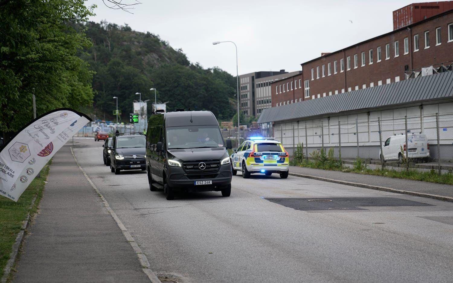 Nationella bombskyddet kallades in för att desarmera sprängladdningen.