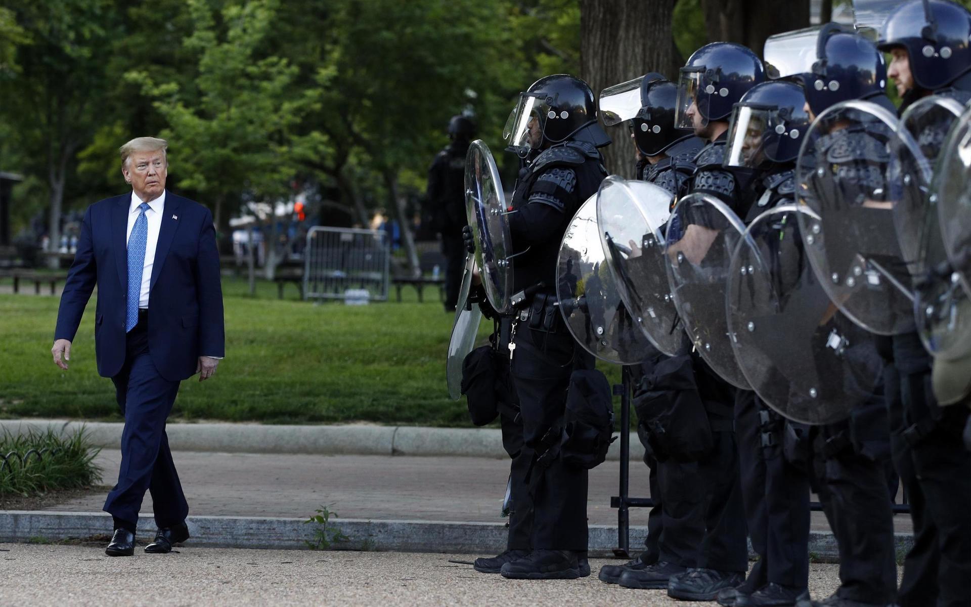 President Donald Trump går förbi polisen i Lafayette Park efter besöket utanför St. John&apos;s Church.