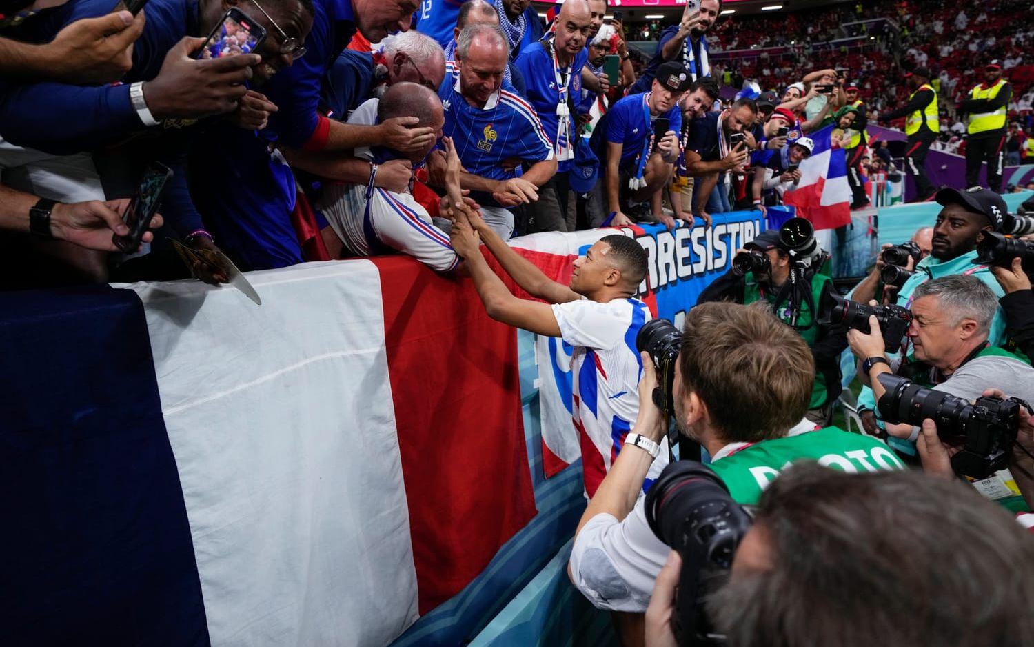 Kylian Mbappé träffade en åskådare i huvudet med ett stenhårt skott.