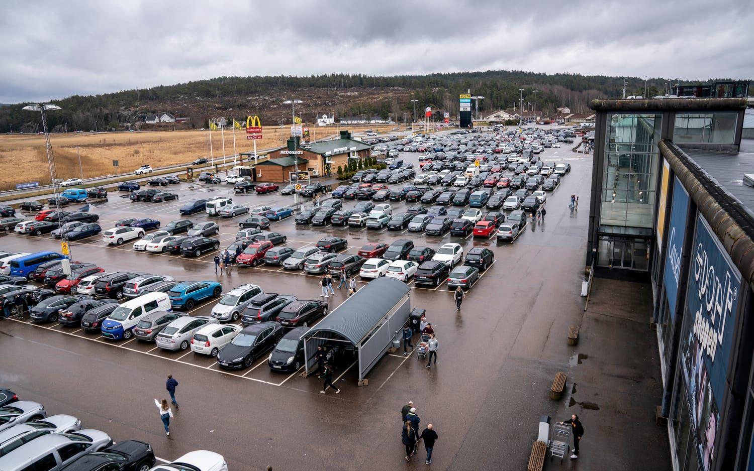 Påskhandel på Nordby shoppingcenter dit många norrmän tar sig. Fullt med bilar på parkeringen.